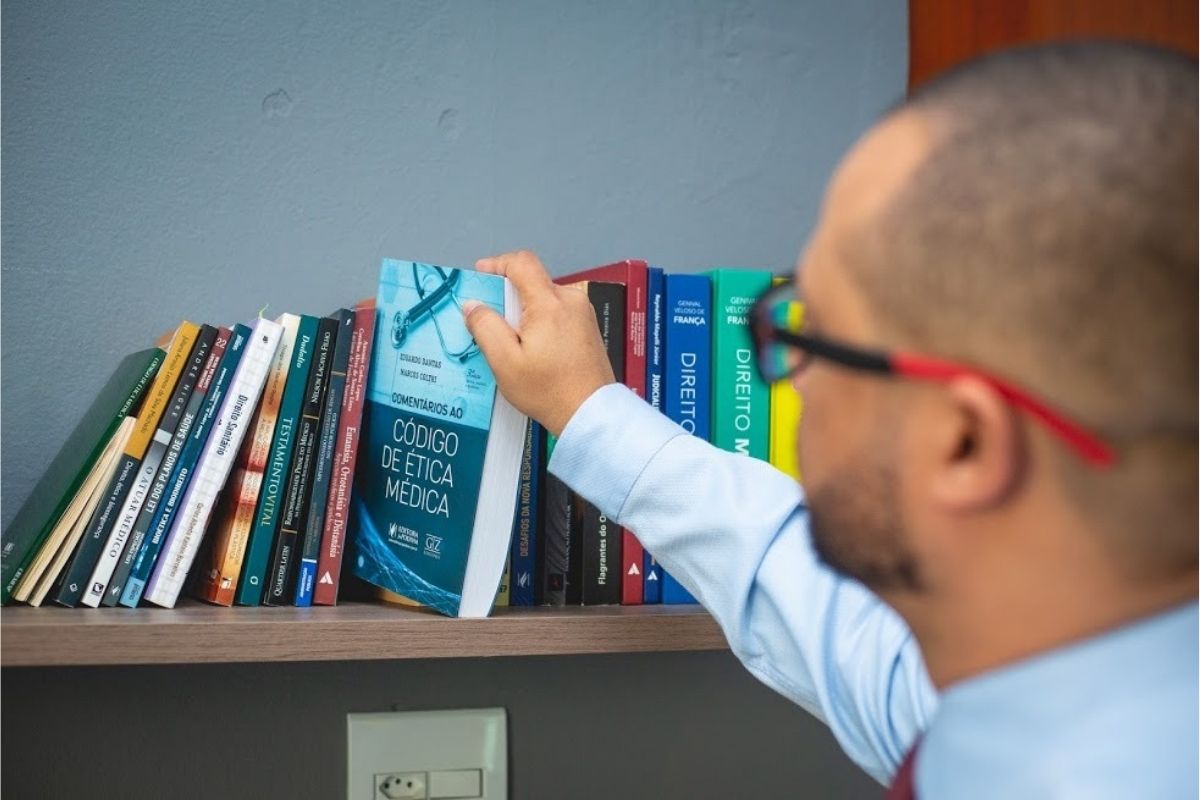 Dr. Pablo S. Alexandre na biblioteca do escritório