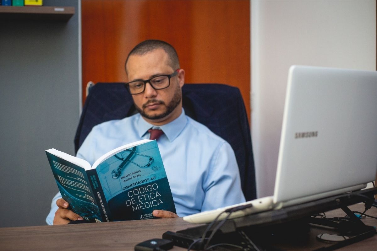 Dr. Pablo S. Alexandre lendo o Código de Ética Médica